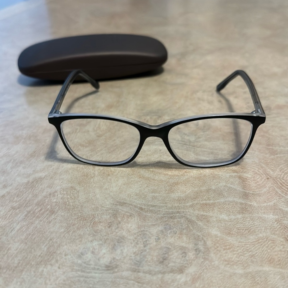 Women’s eyeglasses does have prescription lenses in it comes with case
